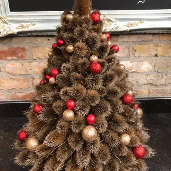 Handgemaakte kerstboom met gedroogde distels